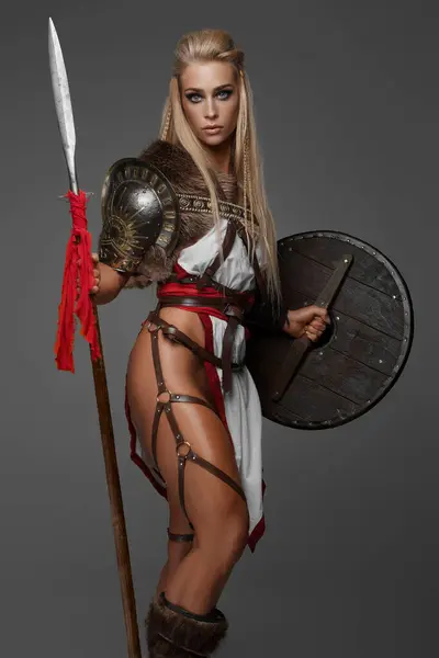 Una Mujer Vikinga Rubia Musculosa Con Armadura Fantasía Con Manto — Foto de Stock