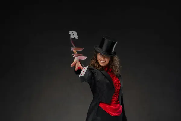 Urocza Kobieta Magik Stroju Magików Czarny Top Kapelusz Wykonując Sztuczki — Zdjęcie stockowe