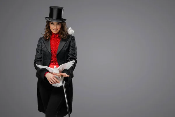Elegante Illusionista Costume Cappello Cilindro Nero Esegue Magia Incantevole Colomba — Foto Stock