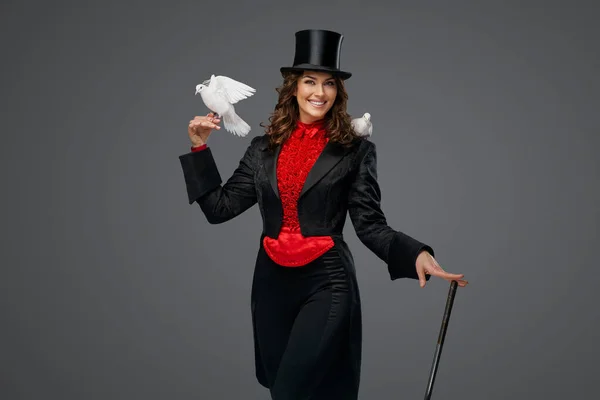 Elegante Illusionist Kostuum Zwarte Cilinder Hoed Voert Betoverende Duivenmagie Een — Stockfoto