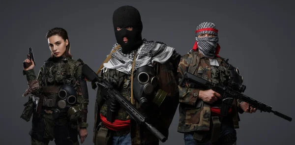 Három Közel Keleti Fegyveresből Álló Csoport Álcázó Egyenruhában Keffiyehben Maszkban — Stock Fotó