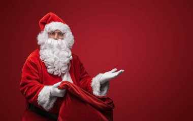 Noel Baba mola veriyor, şenlikli koşuşturmayı durduruyor.