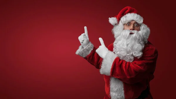 Şaşırmış Noel Baba Iki Eliyle Işaret Ediyor Bayram Heyecanını Ifade — Stok fotoğraf