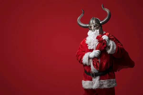 Санта Клаус Надевает Шлем Викинга Держит Сумку Загадочным Выражением Лица — стоковое фото
