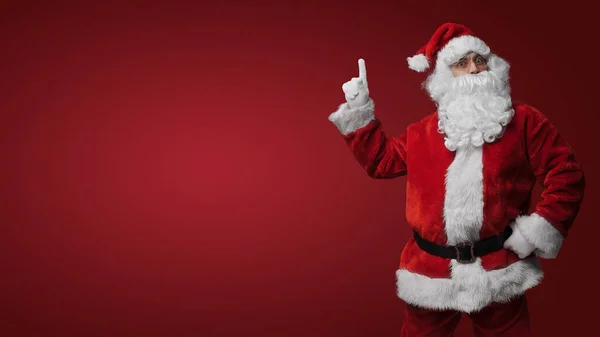 Sorprendido Santa Claus Gesticulando Con Ambas Manos Expresando Emoción Festiva — Foto de Stock
