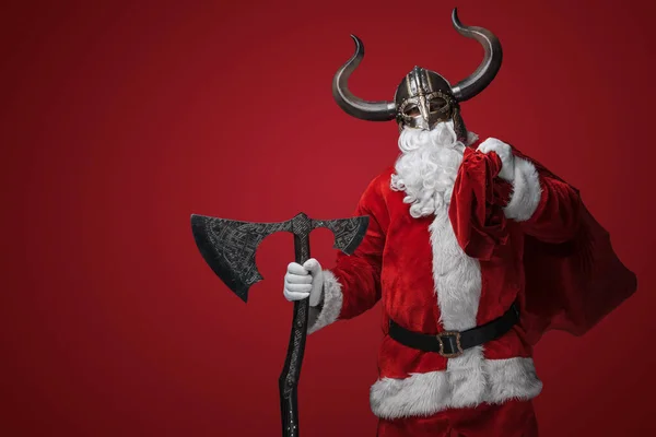 Kerstman Een Vikinghelm Met Een Sierlijke Bijl Traditie Fantasie Combinerend — Stockfoto