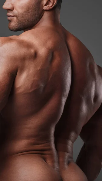 Vista Por Trás Homem Musculoso Com Tronco Marcando Uma Pose — Fotografia de Stock