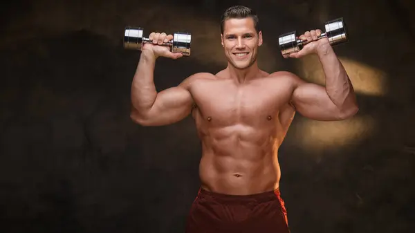Passform Manlig Modell Lyftvikter Rökig Mörk Gym Miljö — Stockfoto