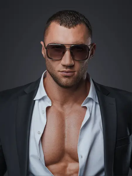 Handsome Model Sunglasses Open Shirt Revealing His Muscular Torso Gray — Stock Photo, Image