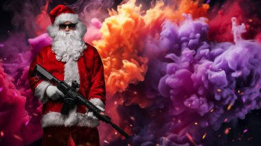 Elinde makineli tüfekle Noel Baba gibi giyinmiş bir adam, parlak, renkli bir duman bombasının arka planına karşı poz veriyor, havada renkli kıvılcımlar uçuşuyor.