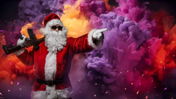 一个身穿圣诞老人服装的男人 拿着机关枪 手指指向一个方向 他站在浓烟中 空气中闪烁着五彩斑斓的火花 — 图库照片