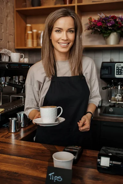 Charmig Kvinna Barista Håller Kaffekopp Ett Mysigt Kafé — Stockfoto