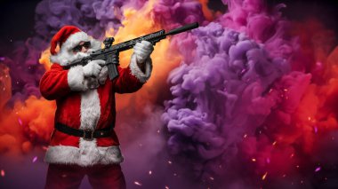 Elinde makineli tüfekle Noel Baba gibi giyinmiş bir adam, parlak, renkli bir duman bombasının arka planına karşı poz veriyor, havada renkli kıvılcımlar uçuşuyor.