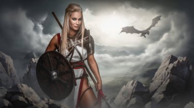 Zırhlı Valkyrie bir kadın kılıçlı ve kalkanlı uzak bir ejderhaya bakıyor sisli dağların üzerinden uçan.
