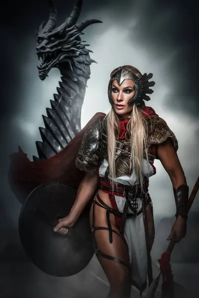 Fierce Warrior Woman Stands Spear Menacing Dragon Exuding Confidence Strength — Stock Photo, Image
