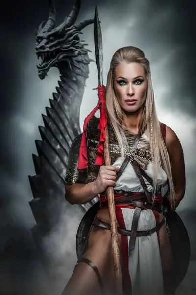Fierce Warrior Woman Stands Spear Menacing Dragon Exuding Confidence Strength — Stock Photo, Image