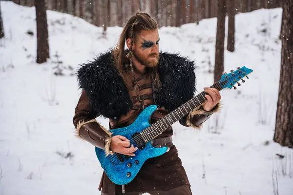 Muzyk Inspirowany Wikingiem Gra Gitarze Elektrycznej Śnieżnym Lesie Ucieleśniając Połączenie Obraz Stockowy