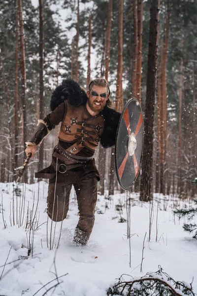 Imagen Dinámica Guerrero Vikingo Cargando Con Hacha Escudo Medio Nieve — Foto de Stock