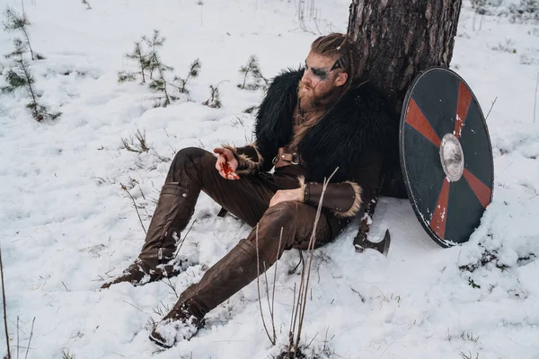 Vikingský Válečník Válečnou Malbou Tváři Spočívá Stromě Sněhu Vypadá Zraněný Stock Snímky