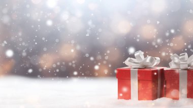 Işıl ışıl kırmızı hediye kutusu, karlı bir ortamda ipek bir kurdele, uzakta yumuşak bokeh ışıkları.