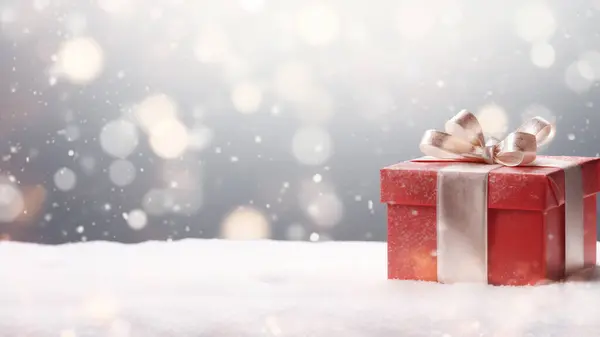 Eine Rote Geschenkschachtel Mit Einem Silbernen Band Eingebettet Schnee Mit Stockfoto