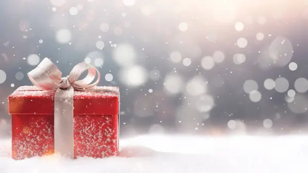 Červená Dárková Krabice Stříbrnou Stuhou Uhnízděná Sněhu Bokeh Světlým Pozadím — Stock fotografie