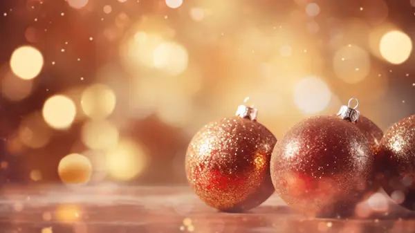 Detailní Záběr Jiskřivé Červené Vánoční Koule Zlatým Bokeh Světla Pozadí Stock Snímky