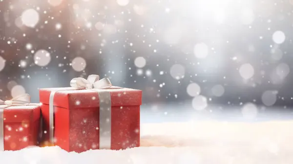 Funkelnde Rote Geschenkschachtel Mit Seidigem Band Schneebedeckter Umgebung Weiche Bokeh lizenzfreie Stockbilder