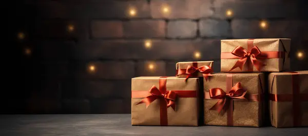 Festliche Geschenkboxen Mit Goldener Verpackung Und Eleganten Bändern Vor Einer lizenzfreie Stockfotos