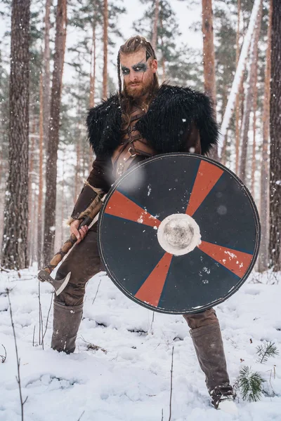 Homem Vestido Como Guerreiro Viking Está Com Machado Escudo Uma — Fotografia de Stock