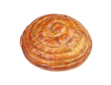 Tarçınlı çörek, beyaz arkaplanda izole edilmiş.