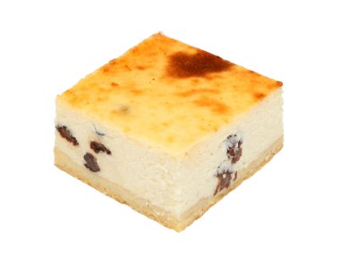 Beyaz üzerine izole edilmiş kuru üzümlü süzme peynir güveci.