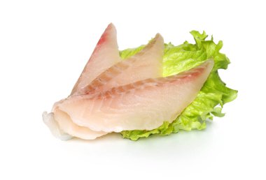 Taze marul yapraklarına çiğ tilapia filetosu, sağlıklı yemek, deniz ürünleri ve besleyici yemekler için ideal.