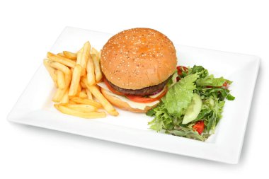 Kızarmış patates ve beyaz dikdörtgen tabakta taze yeşil salata ile servis edilen klasik bir hamburger..