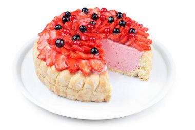 Güzel dekore edilmiş Charlotte pastası, bir dilim çıkarılmış, katmanlı içini beyaz bir tabakta sergiliyor..