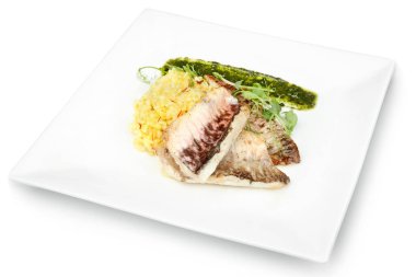 Kuşkonmaz, kuskus ve beyaz kare bir tabakta servis edilen lezzetli ızgara balık filetosu..