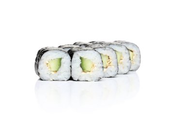 Avokado beyaz zemin üzerinde rulo