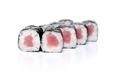 Beyaz arka planda ton balığı ruloları