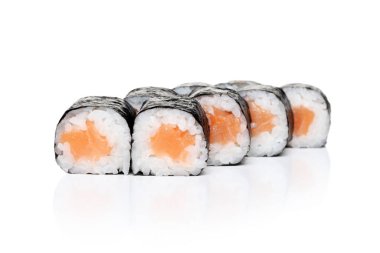 Lezzetli suşi ruloları, canlı portakal somonu ve yeşil wasabi, üst üste dizilmiş..