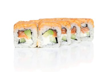 Modern bir mutfak için sade bir yüzeyde iki sıra halinde sekiz suşi, avokado ve somon.