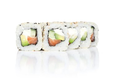 Taze somon, avokado ve krem peynirli rulo, minimalist kompozisyon, temiz arka plan.