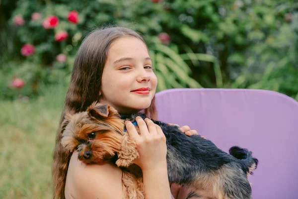 Menina Adolescente Bonita Com Cão Suas Mãos — Fotografia de Stock