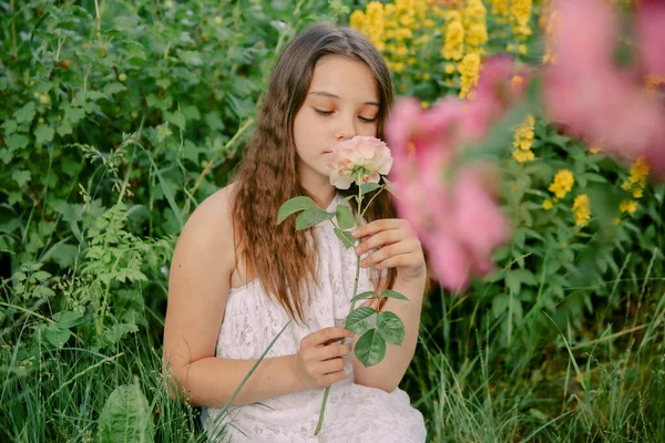 Adolescentă Stă Trandafir Mâini Iarbă Într Grădină Înfloritoare — Fotografie, imagine de stoc