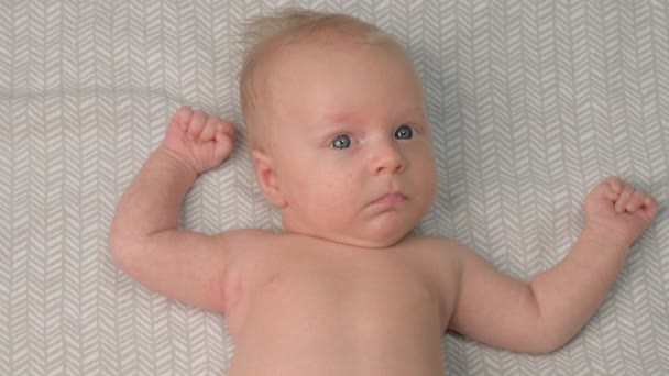 Bebé Recém Nascido Triste Está Chorar Cama Miúdo Perturbado Gritar — Vídeo de Stock