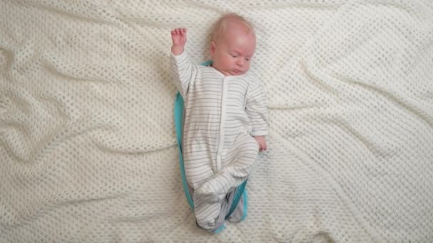 Nettes Neugeborenes Das Bett Liegt Streckt Sich Nach Dem Aufwachen — Stockvideo