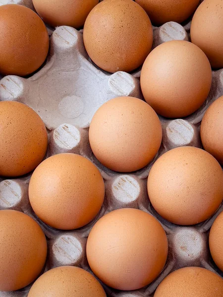 Bruine Eieren Kartonnen Eierdoos Bovenaanzicht Van Rauwe Biologische Kippeneieren Karton — Stockfoto