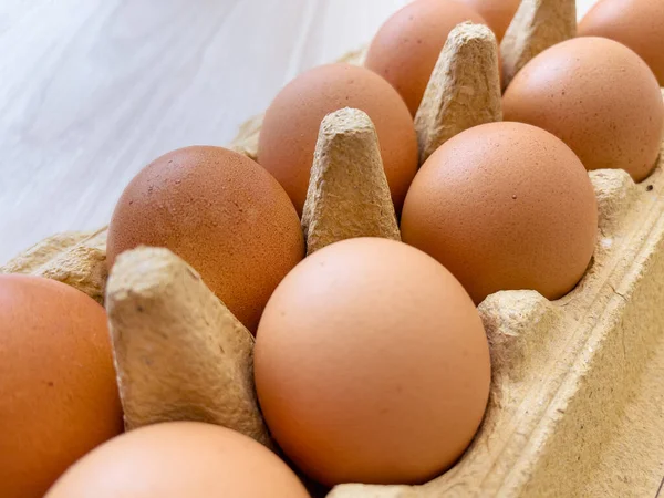 Bruine Eieren Kartonnen Eierdoos Houten Tafel Keuken — Stockfoto