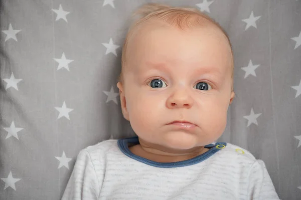 Portrét Vážného Novorozence Zblízka Dítě Modrýma Očima Dívá Kamery Výraz — Stock fotografie