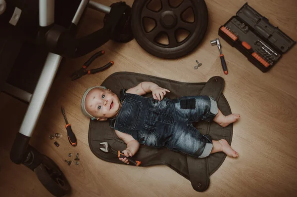 Механічний Хлопчик Ремонтує Свою Дитячу Коляску Гумор Малюк Інструментами Змінює — стокове фото