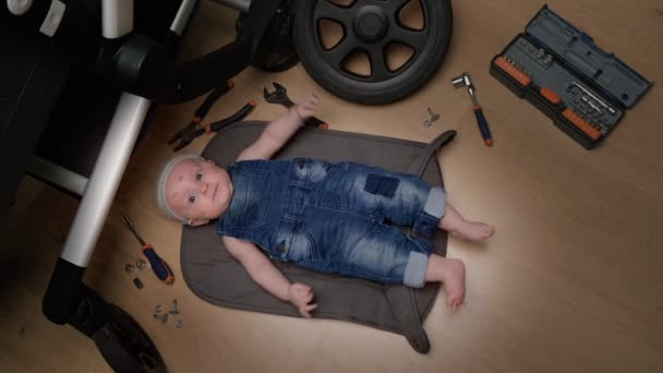 Een Monteur Die Kinderwagen Repareert Wat Een Humor Een Jongen — Stockvideo